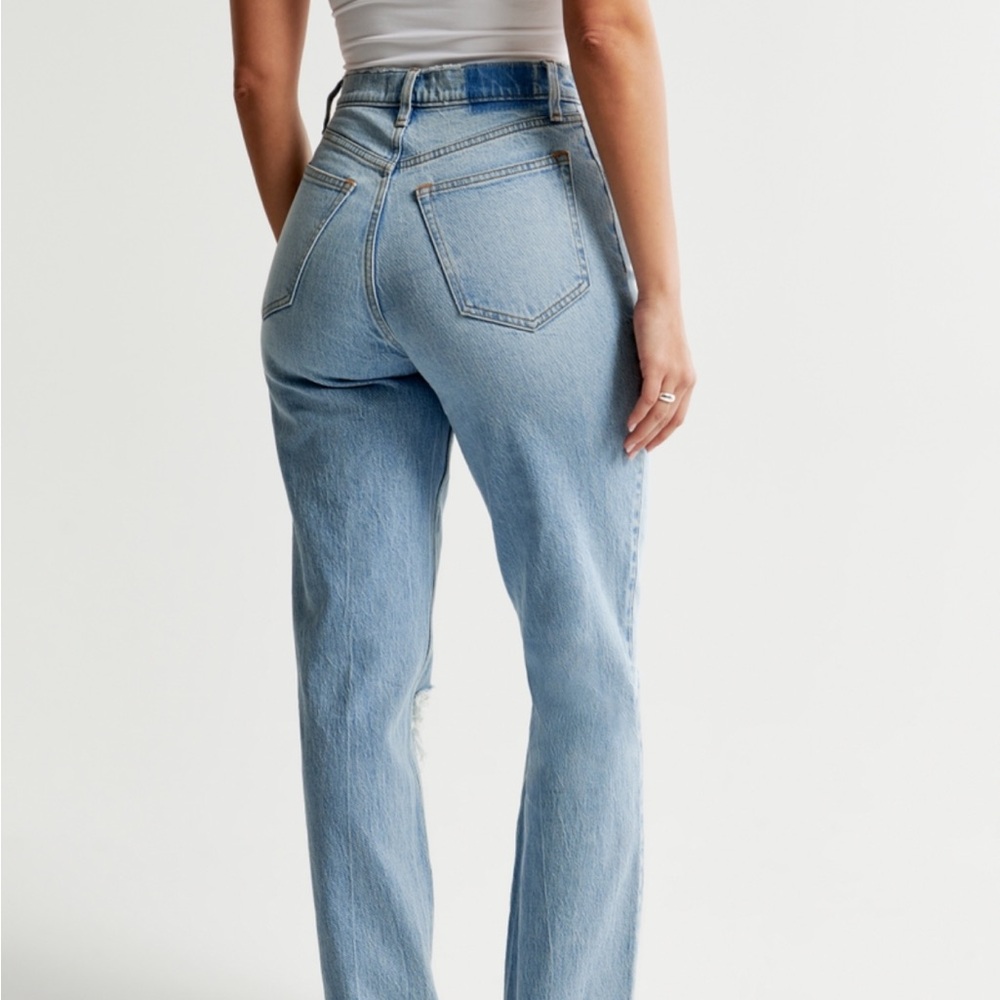 Abercrombie & Fitch Light Wash Curve Love Ultra High Rise 90s Straight Jean
